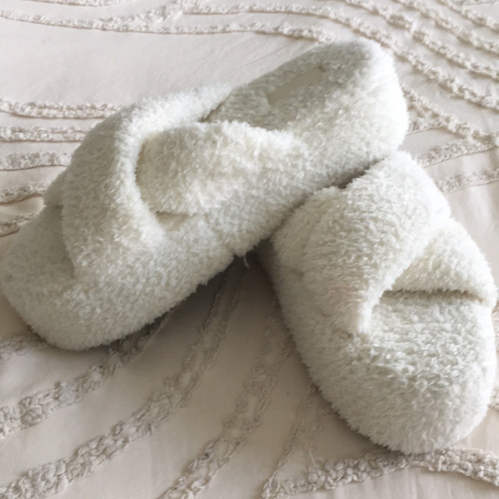 Pink Victoria secret nwot us 9-10(L)Cozy Faux Sherpa Crossband Slippers in Cream